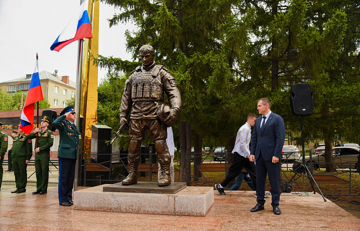 Открытие памятника воинам специальной военной операции в Южноуральске