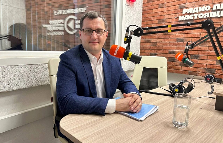 Министр образования и науки Челябинской области Виталий Литке рассказал о планах по строительству школ и новых выплатах для молодых учителей.