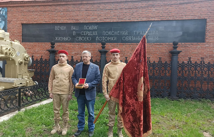 Памятная стела «Красноармейцам из Челябинской области, защищавшим Ленинград»