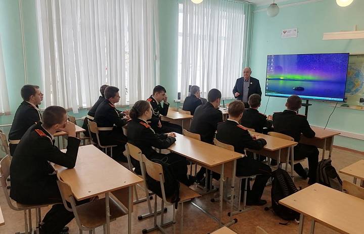 Педагог-организатор Центра "Авангард" Виталий Полторацкий провел Урок мужества для кадетов