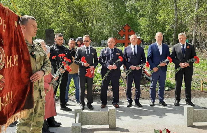 Возложение цветов к памятнику Герою России, старшему лейтенанту Петру Васильевичу Еремееву